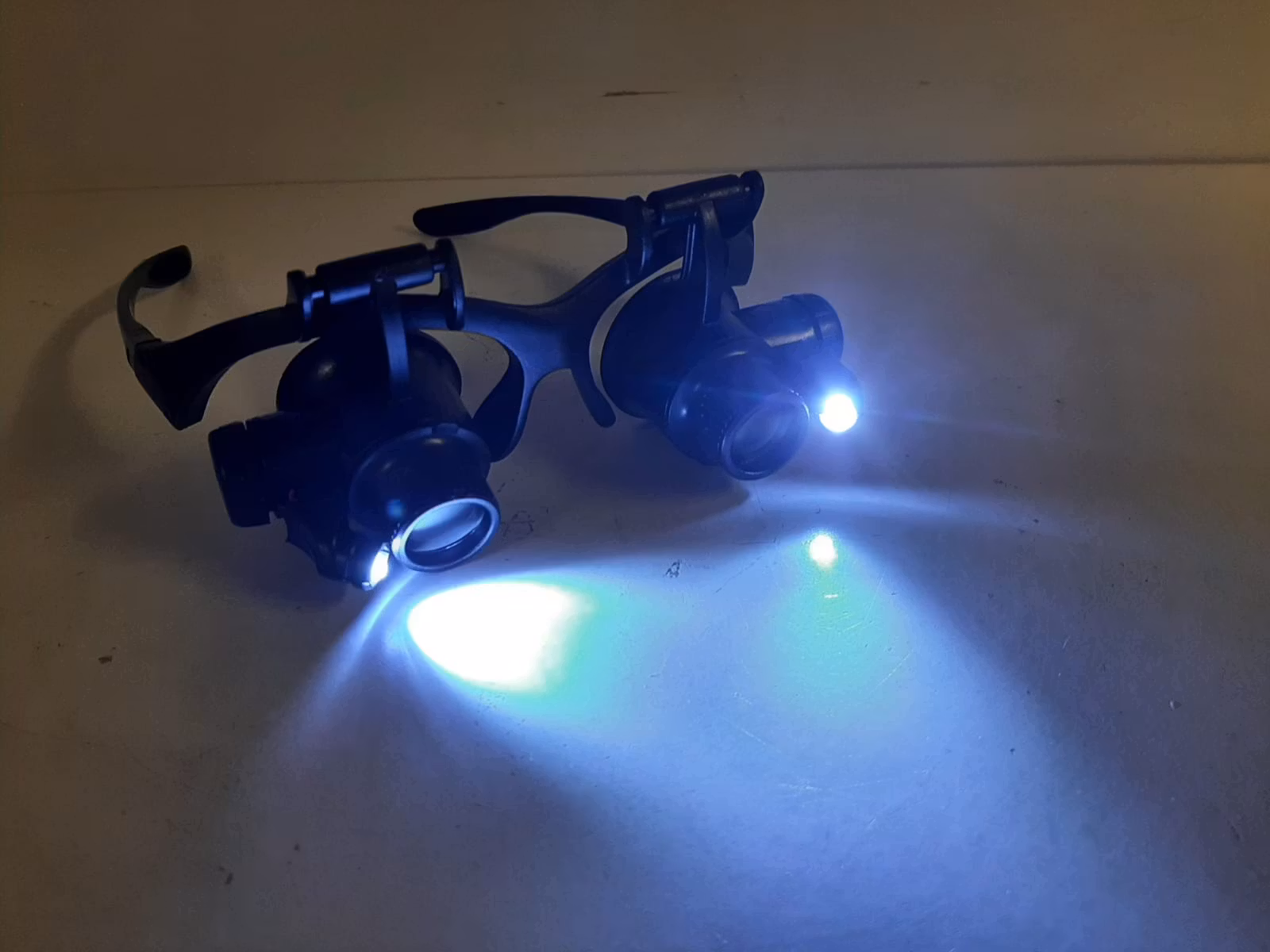 Förstoringsglasögon (10x , 15x , 20x , 25x) + LED
