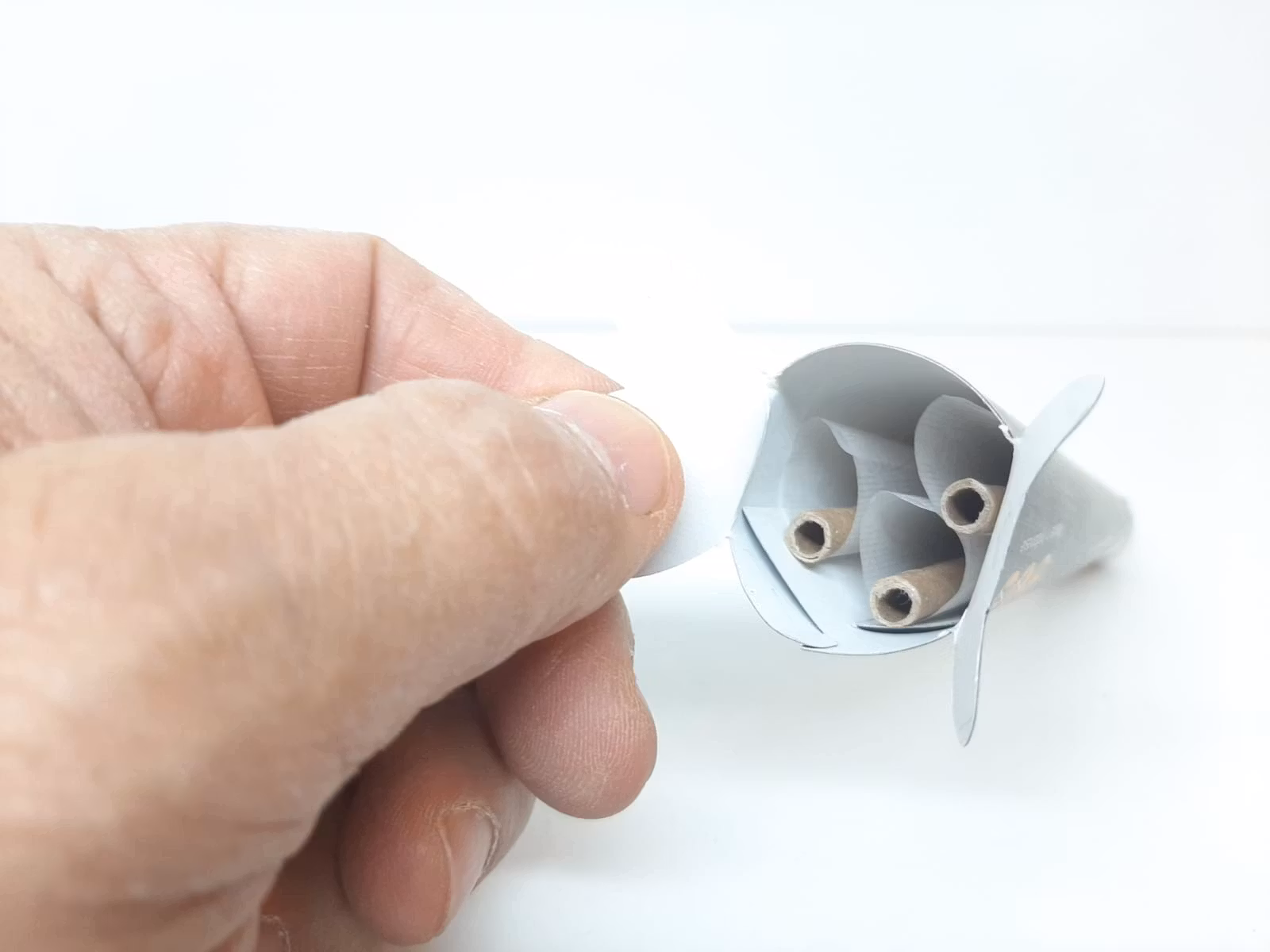 DISPLAY: Cones Färdigrullade koniska papper (32 förpackningar)