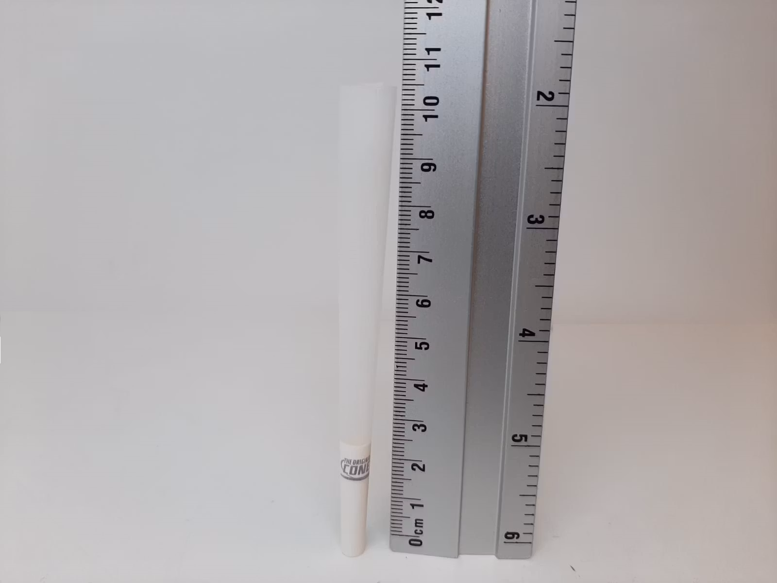 DISPLAY: Cones Färdigrullade koniska papper (32 förpackningar)