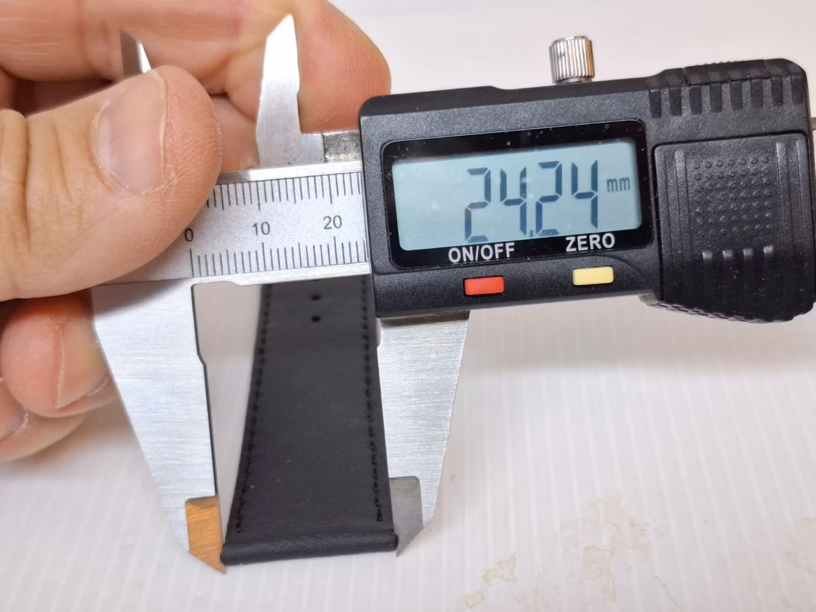 Armband SVART KALVSKINN (24 mm)