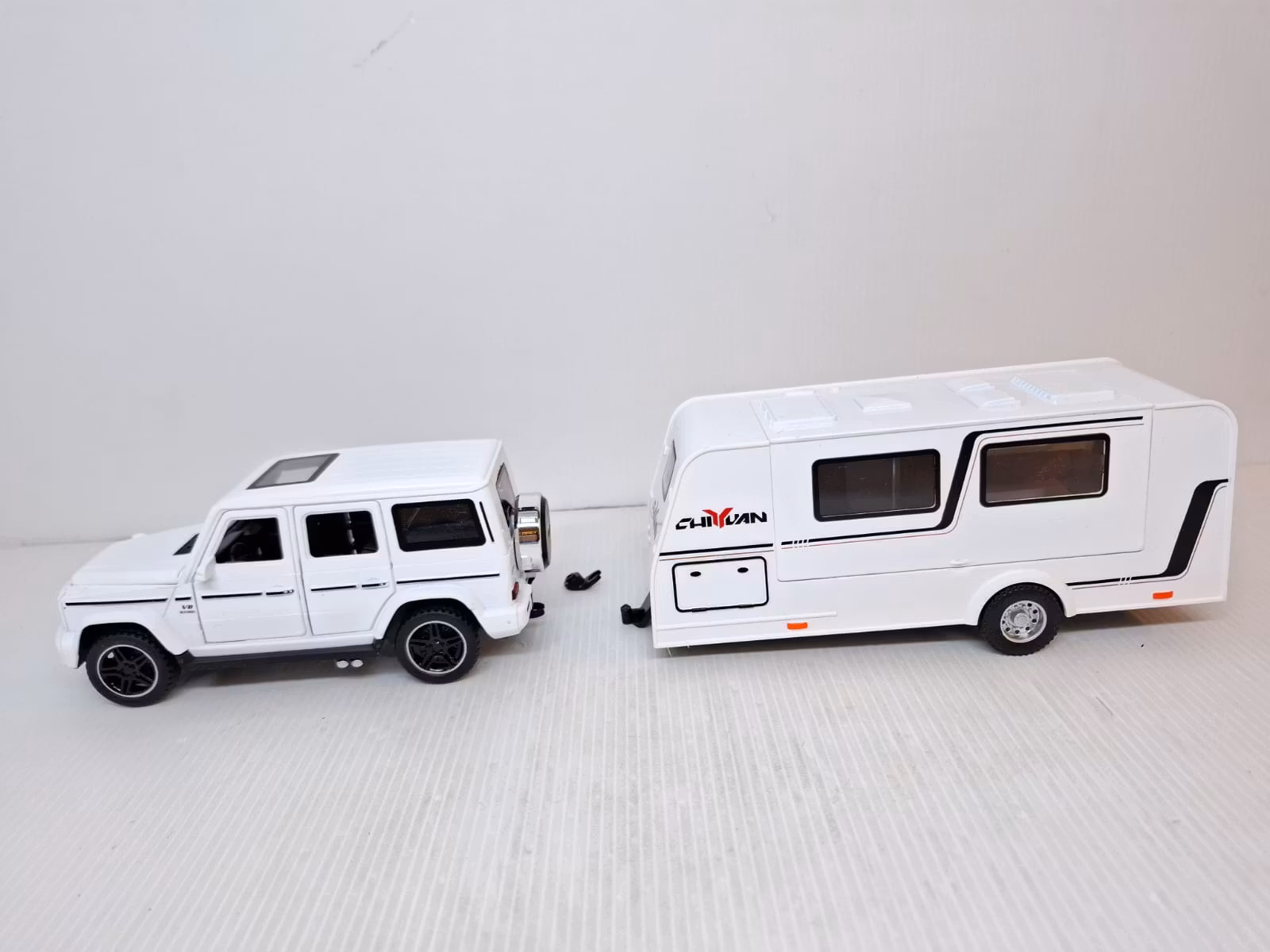 Modellbil + Husvagn (Skala 1:32) Diecast
