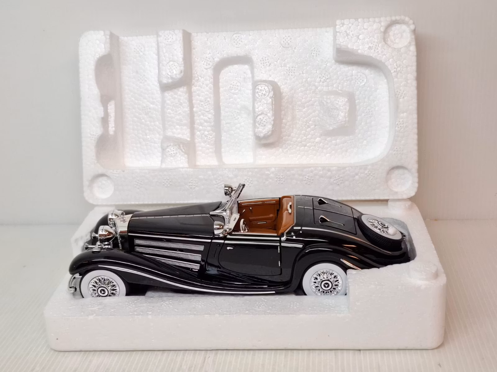Modellbil Mercedes-Benz 500K Roadster 1936 - Skala 1:24