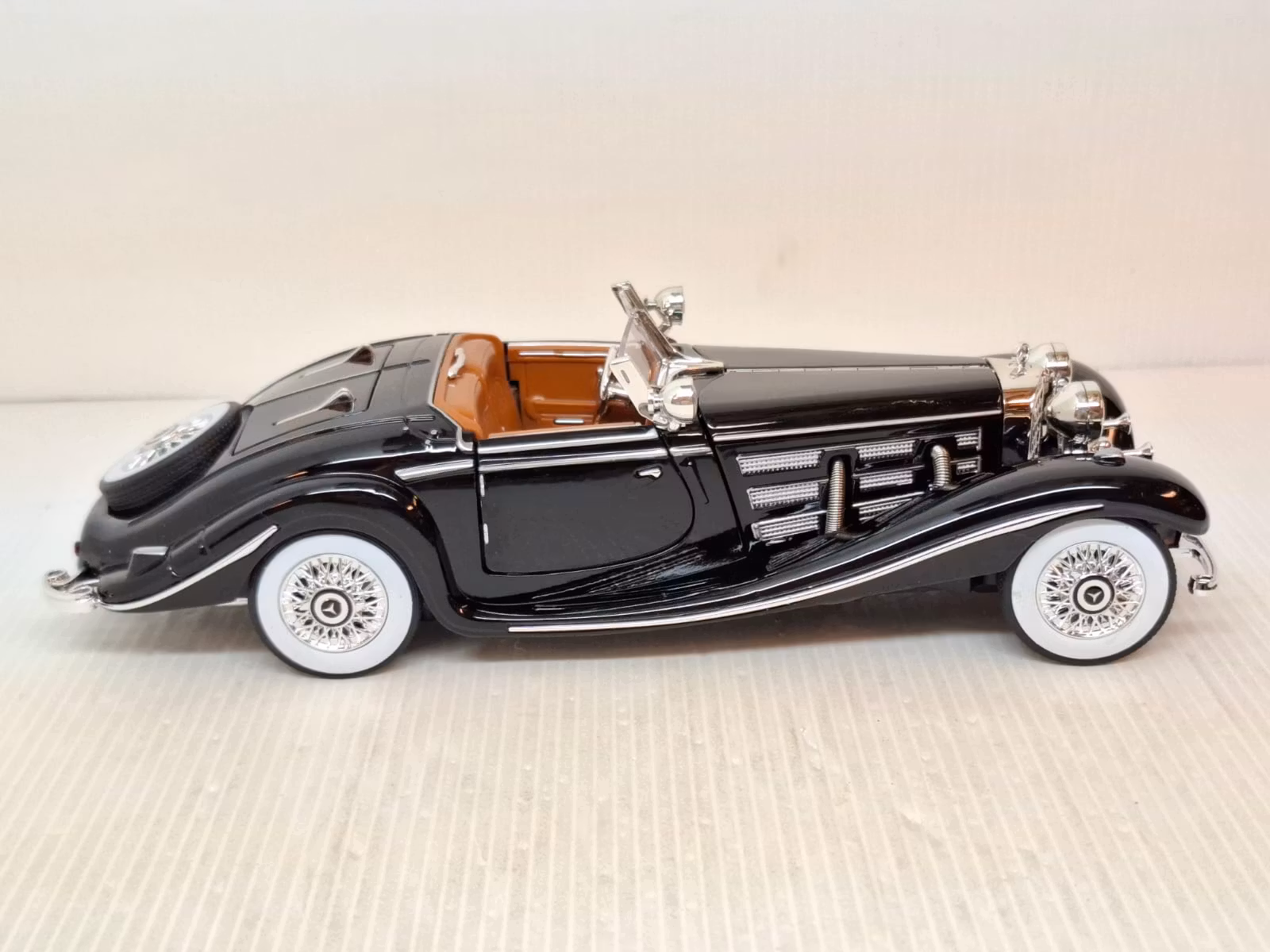 Modellbil Mercedes-Benz 500K Roadster 1936 - Skala 1:24