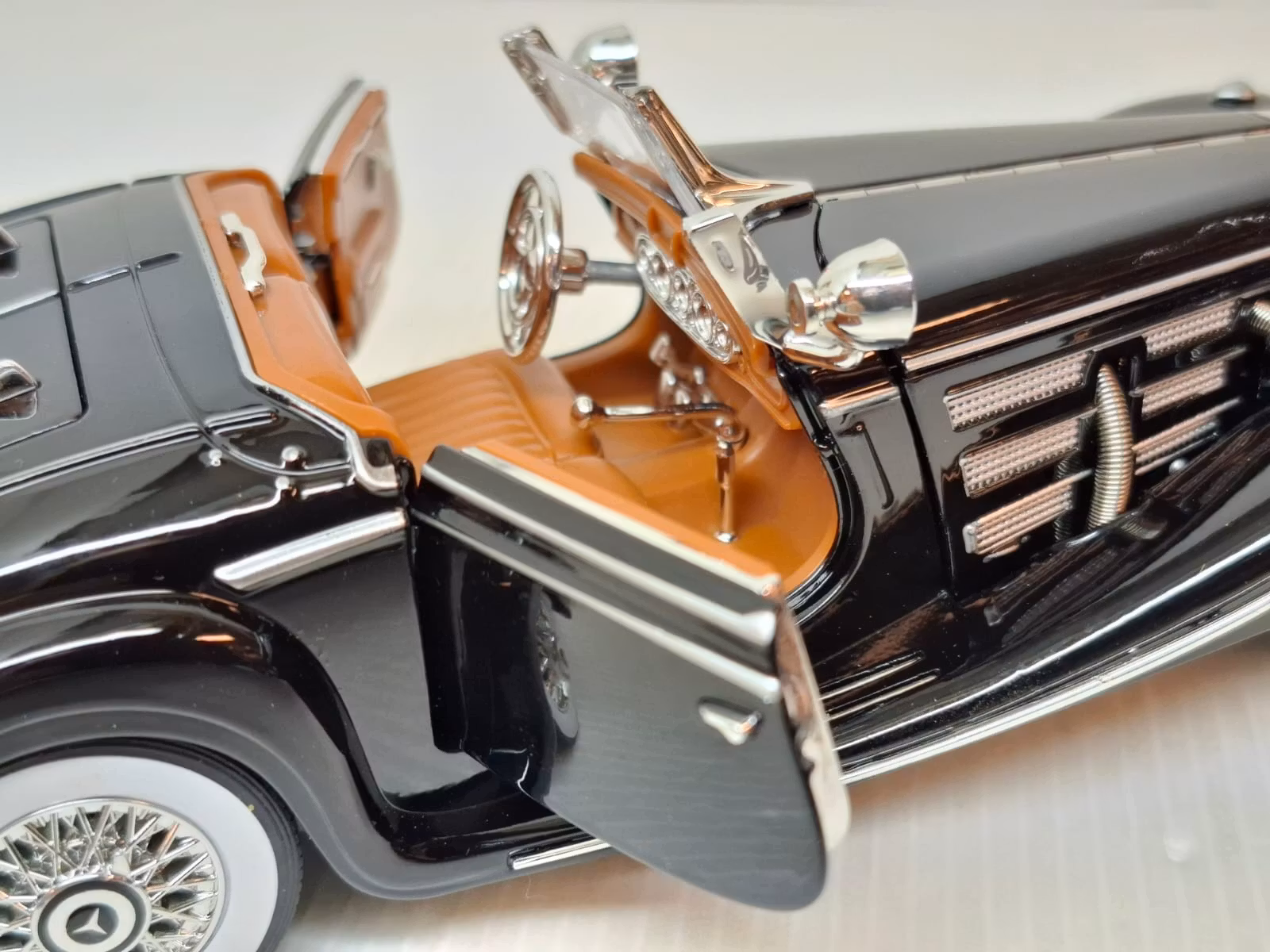 Modellbil Mercedes-Benz 500K Roadster 1936 - Skala 1:24