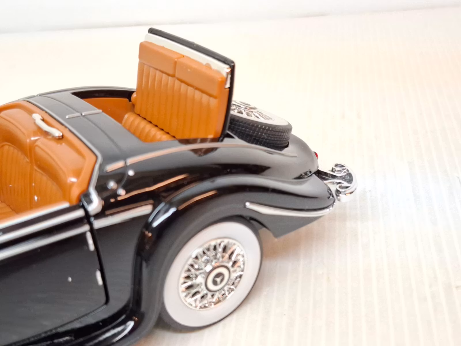 Modellbil Mercedes-Benz 500K Roadster 1936 - Skala 1:24