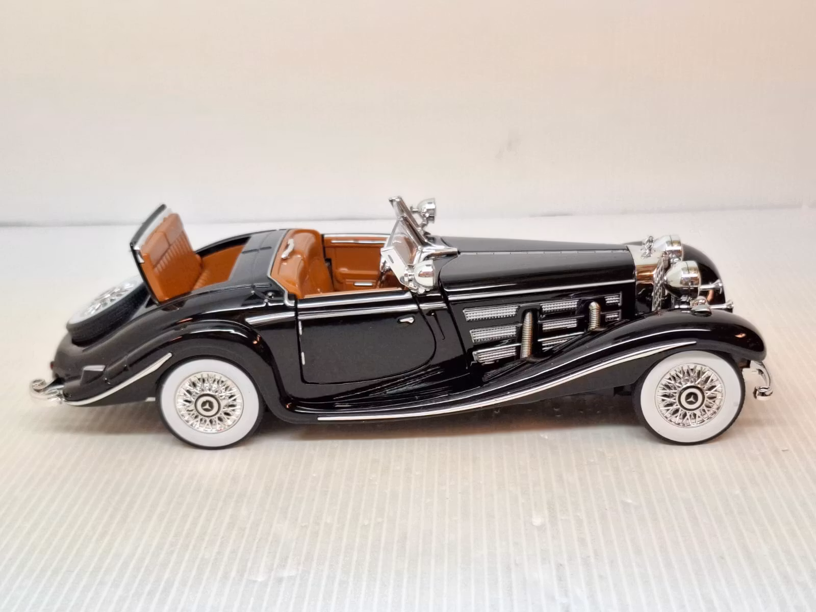 Modellbil Mercedes-Benz 500K Roadster 1936 - Skala 1:24