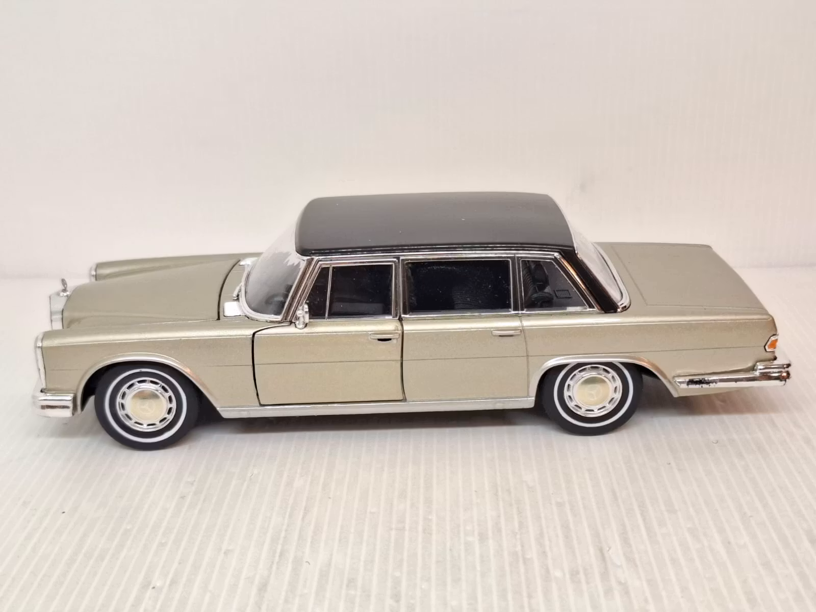 Modellbil Mercedes-Benz 600 1963 - Skala 1:24