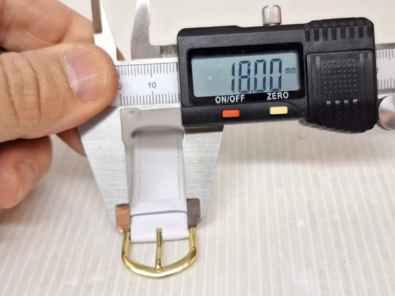 Armband VIT KALVSKINN (20 mm)