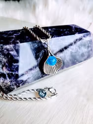 Halsband löv med blå bandagat