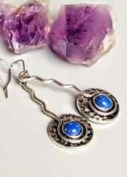 Örhängen i bronsålderstil med lapis lazuli stenar