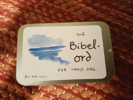 Söt plåtask med bibelord (hav)