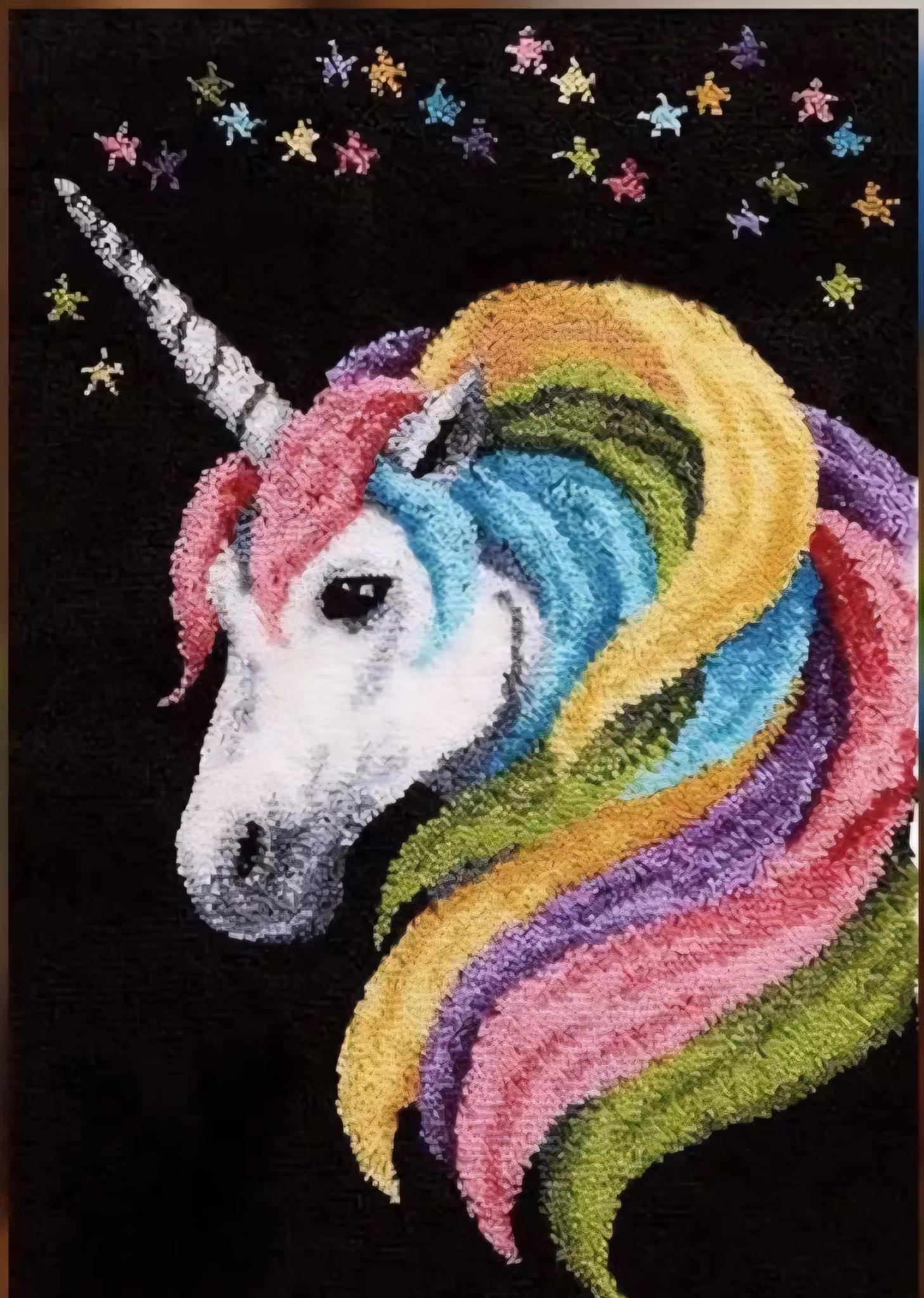 Kopi Knyteteppe enhjørning på sort bakgrunn, med bakstykke 52x38 cm