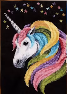 Kopi Knyteteppe enhjørning på sort bakgrunn, med bakstykke 52x38 cm