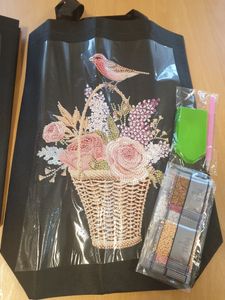 Veske med blomsterkurv