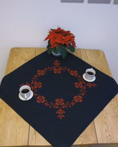 Broderi kit duk sort med rød blomsterkrans 80x80cm