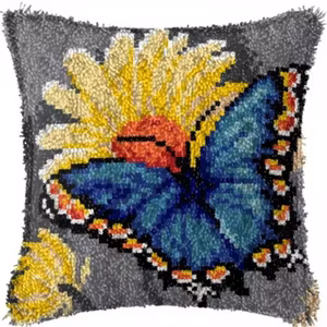 Knytepute blå sommerfugl  ferdig montert bunn med bakstykke 43x43 cm