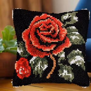 Knytepute rød rose på sort bunn ferdig montert bunn med bakstykke 43x43 cm