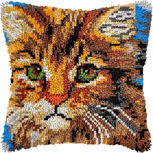 Knytepute katt på blå bunn ferdig montert bunn med bakstykke 43x43 cm
