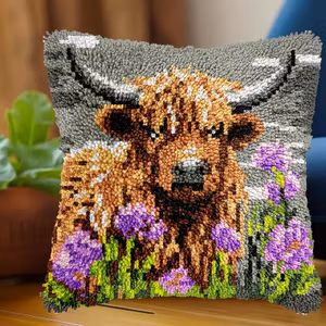 Knytepute High land cow med lilla blomster ferdig montert bunn med bakstykke 43x43 cm