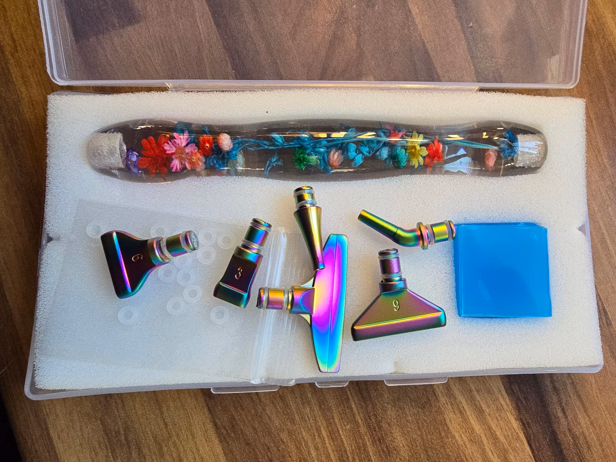 Perlepenn med blå blomster og extra tupper