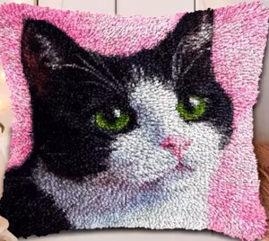 Knytepute katt i rosa, med bakstykke