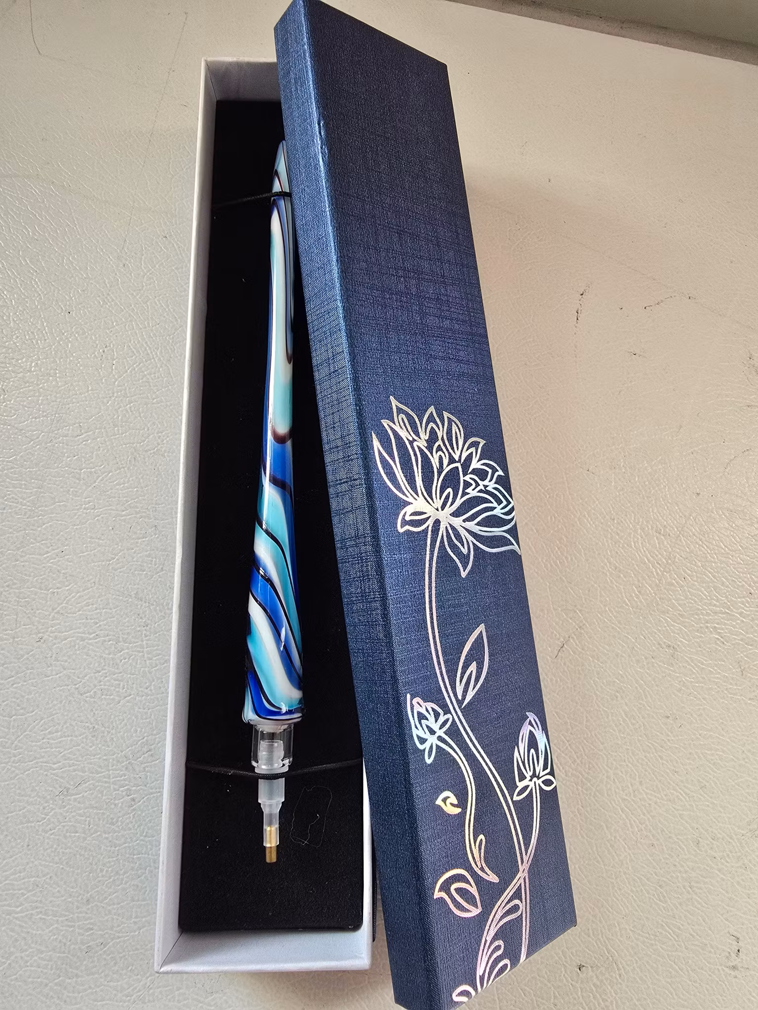 Glasspenn i gave eske