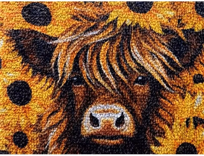 Knyteteppe highland ku med bakstykke 52x38 cm