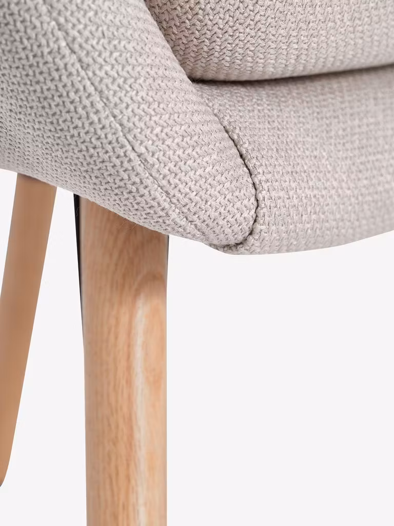 Fåtölj UDSBJERG – Elegant Beige Tyg med Ekben för Komfort och Stil!