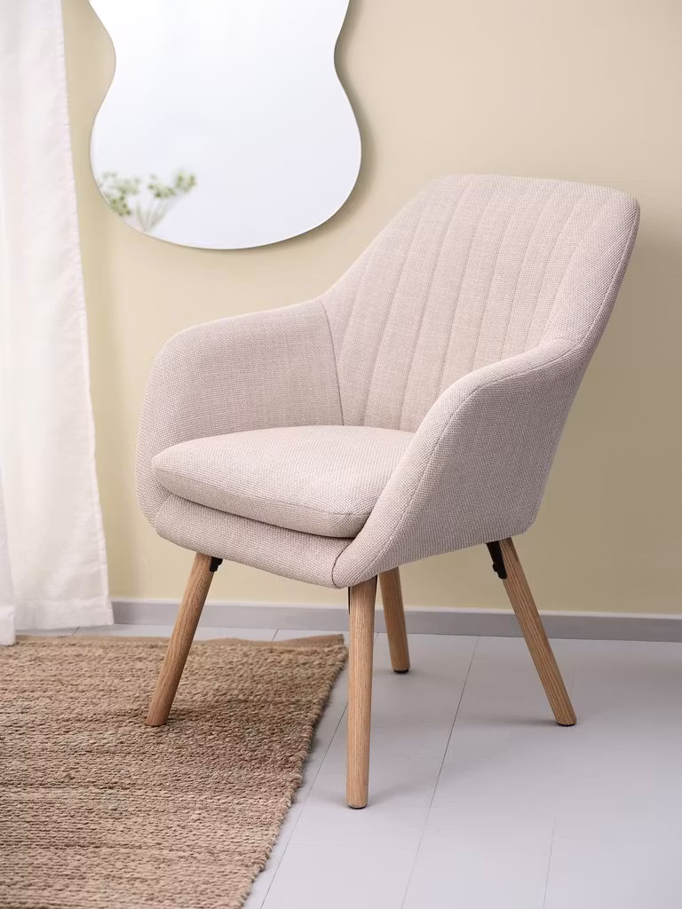 Fåtölj UDSBJERG – Elegant Beige Tyg med Ekben för Komfort och Stil!