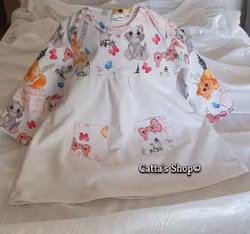 Klänning med kuverthals och Lekande kattdetaljer – ekologisk jersey