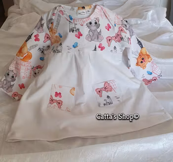 Klänning med kuverthals och Lekande kattdetaljer – ekologisk jersey