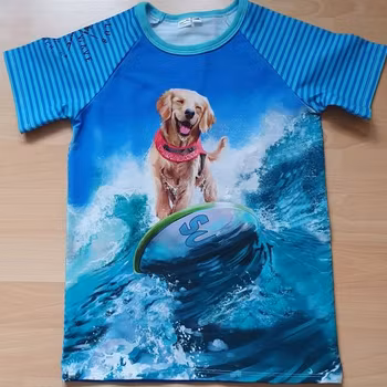 T-shirt, surfande hund
