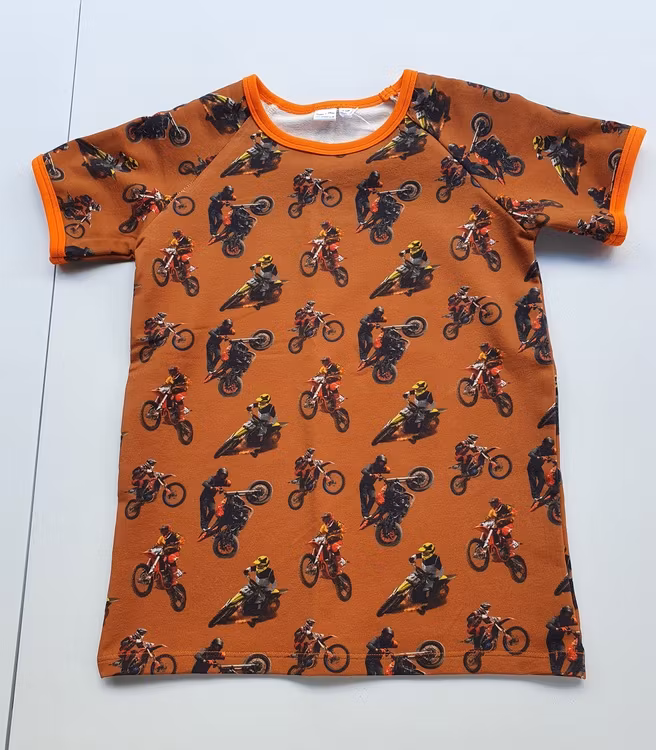 Bilden föreställer en T-shirt med cross mc i ekologisk jersey/trikå.