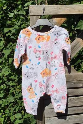 Ekologisk jumpsuit / pyjamas med lekande katter