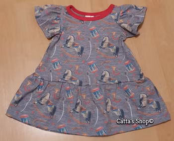 Klänning med gunghästmotiv - ekologisk