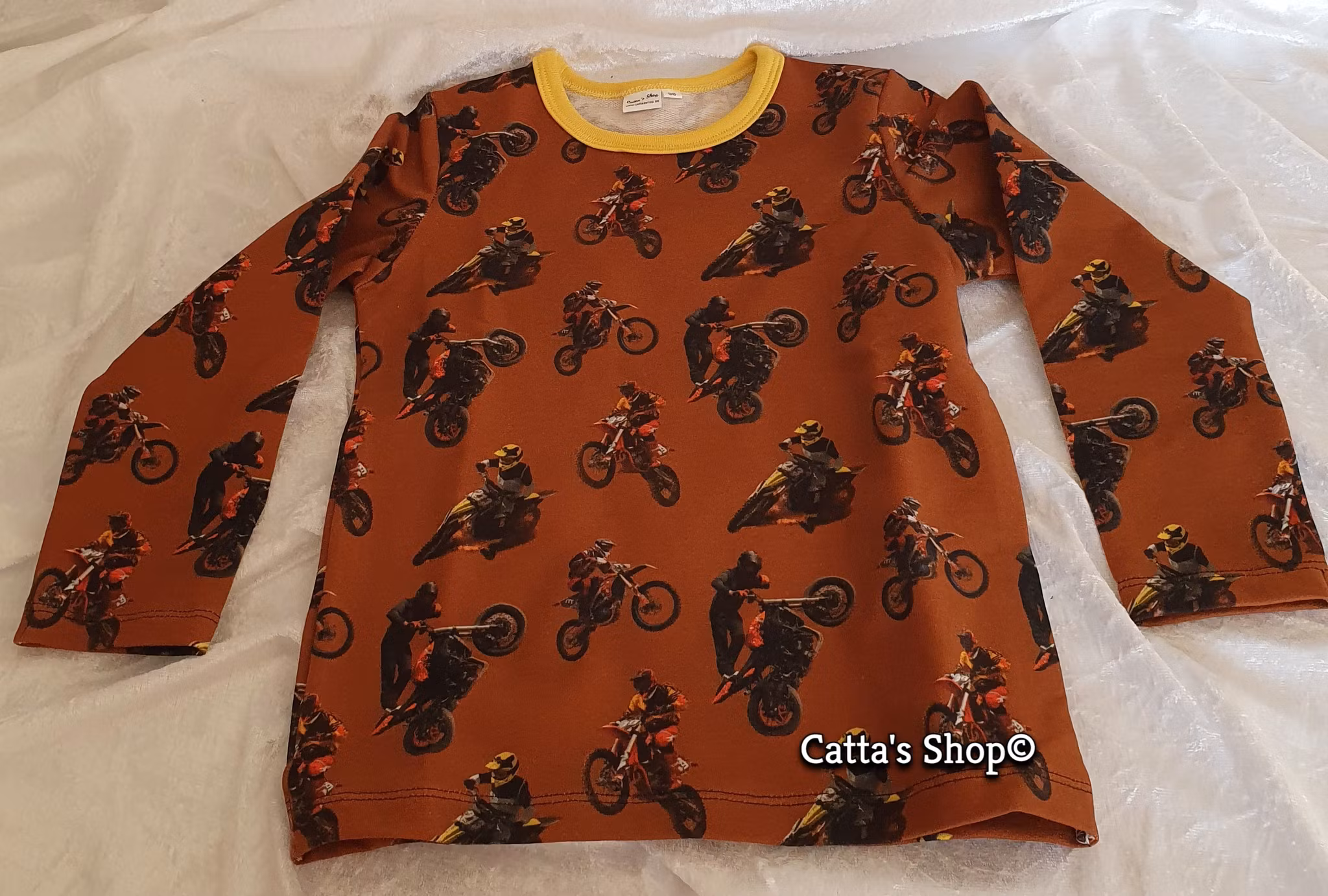 Bilden föreställer en långärmad tröja med crossar i ekologisk jersey/trikå.