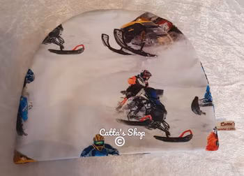 Ekologisk prematur mössa med skotermotiv – Ett hjärtligt hantverk