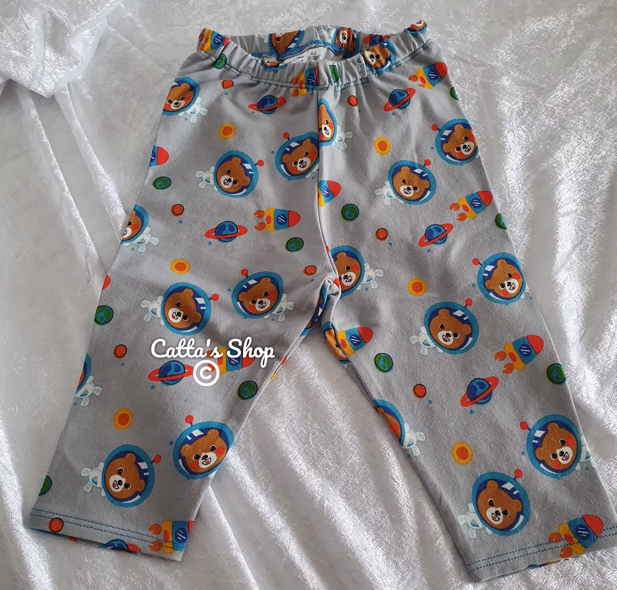 Bilden föreställer tights byxa för baby/barn med rymdnallar sydd i ekologisk jersey.