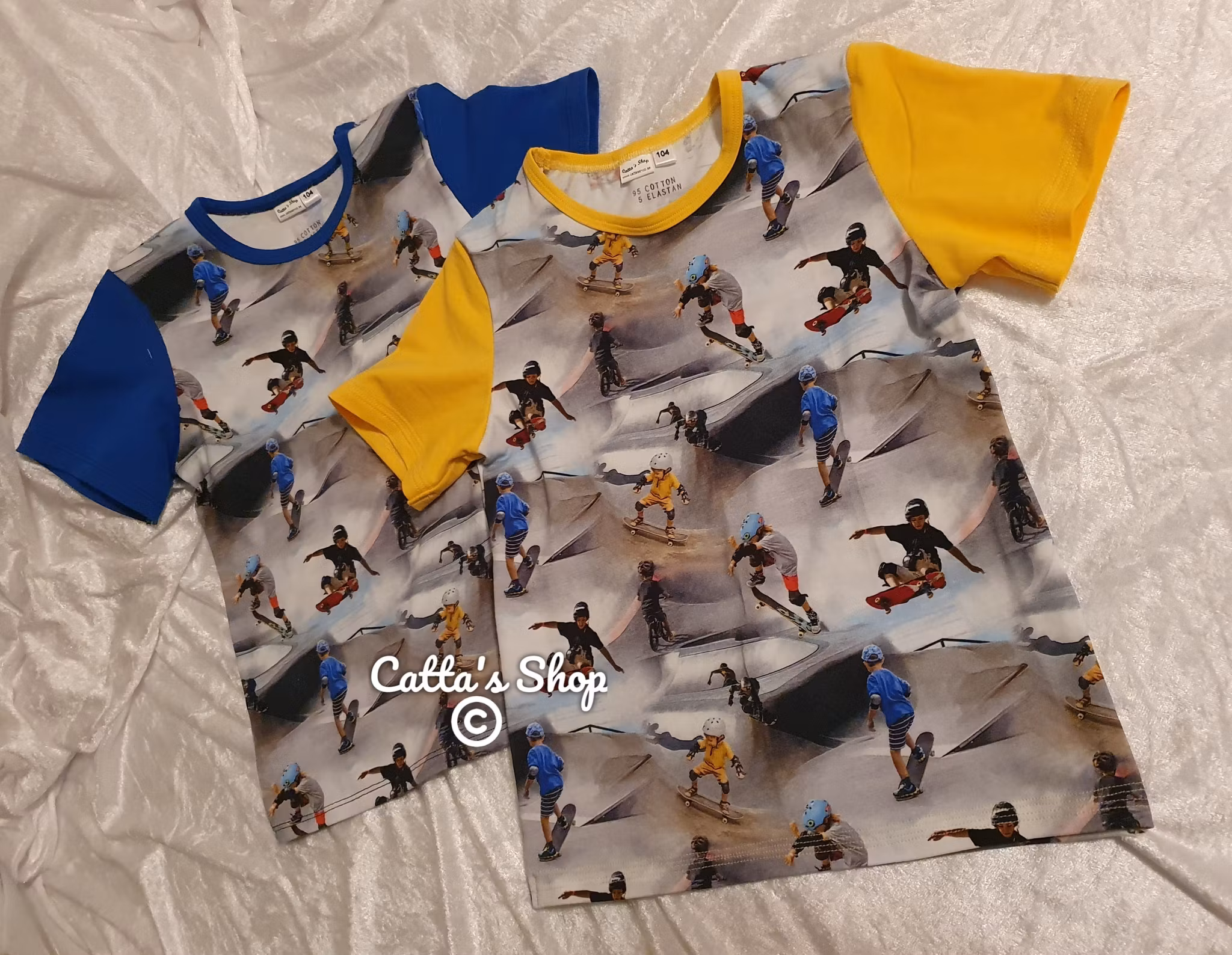 Bilden föreställer en t-shirt med barn som åker skateboard sytt i ekologisk jersey.