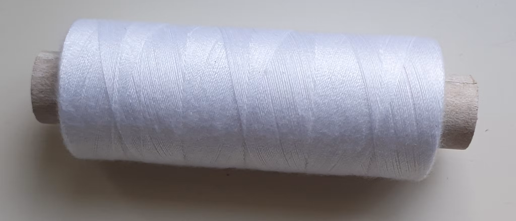 Sytråd,  500m, finns i fem färger