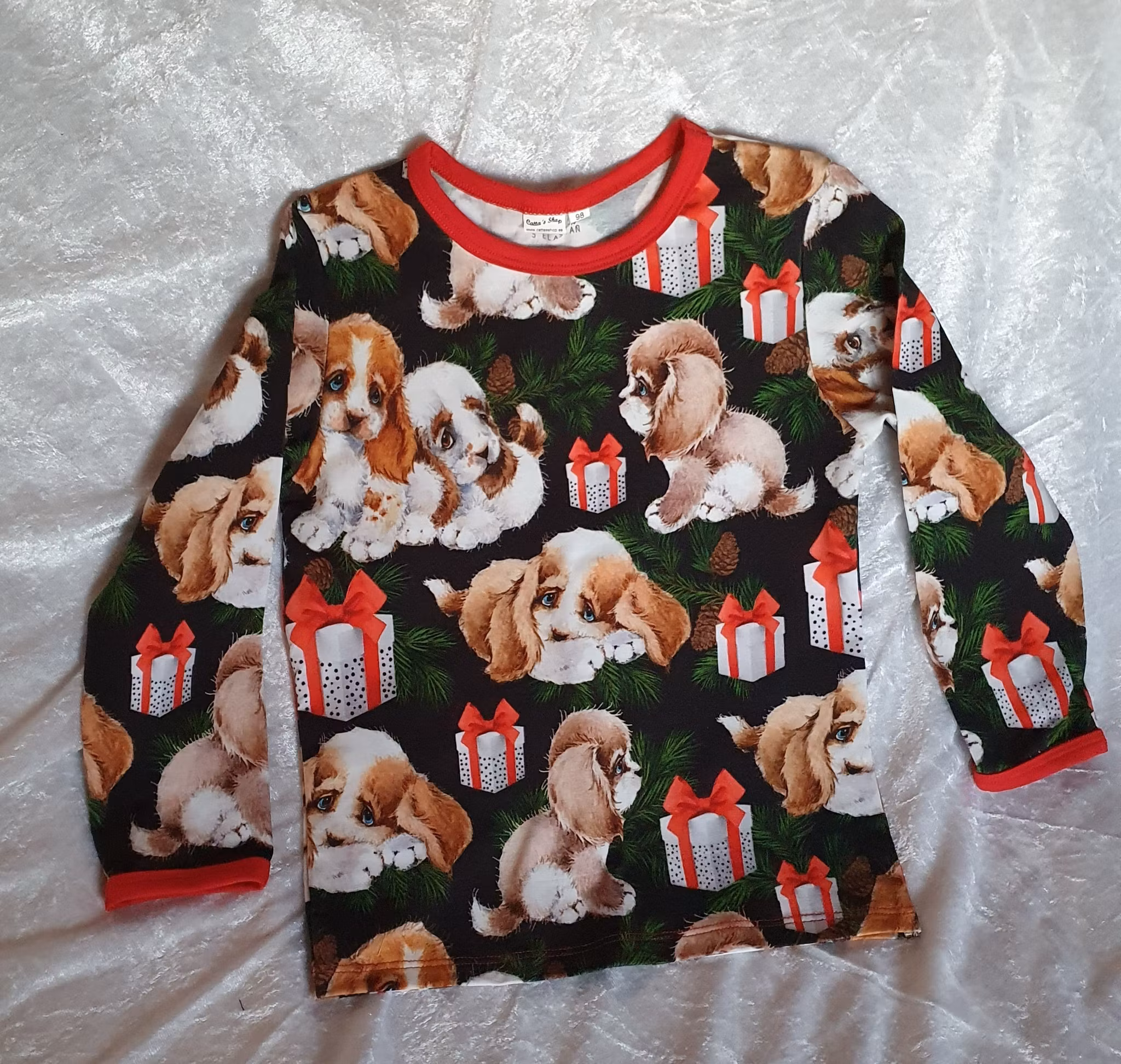 Tröja med hundar och julklapps motiv sydd i en härlig skön ekologisk OEKO-TEX/GOTS certifierad jersey/trikå.