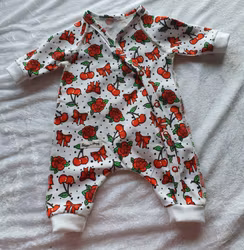 Prematur overall med körsbär & rosor – Ekologisk bomull | Handgjord i Sverige