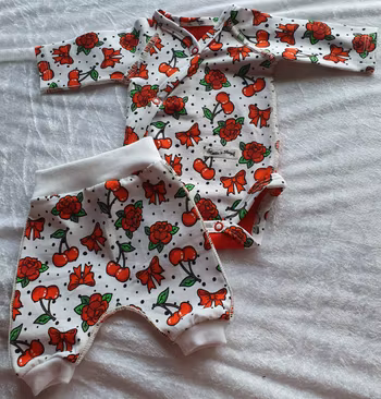 Prematur set – Babybody & byxa med rosor och körsbär - Ekologisk
