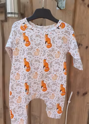 Ekologisk jumpsuit / pyjamas med räv- och haremotiv - Ekologisk
