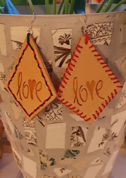 Örhänge, love