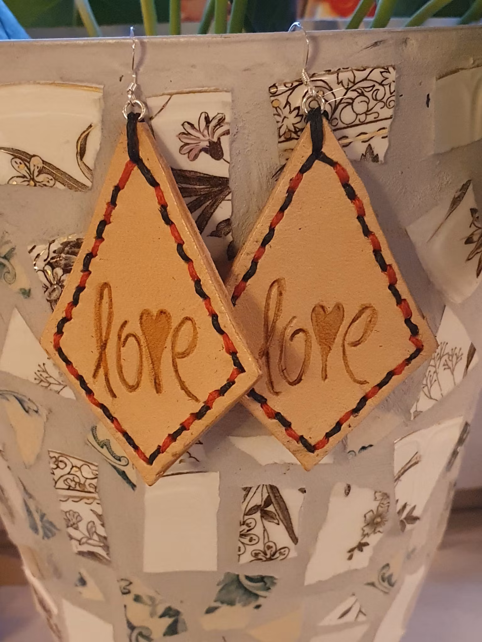 Örhänge, love
