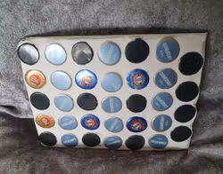 Unikt grytunderlägg i kapsylmosaik