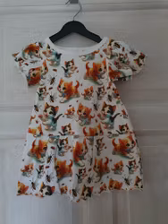 Sommarklänning med lekande kattungar – ekologisk