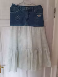 Kjol – En Unik Skapelse av Återvunna Material