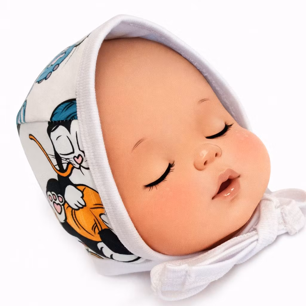 Baby hjälmmössa med kattmotiv – Ekologisk bomull | Handgjord i Sverige